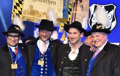 Harry die Ehre!

Markus Stoll, unser diesjähriger Ehrenfilser.
Sche, dass‘d dabei bist!

Die Ernennung durch unseren Präsidenten Christian Schottenhammel findet ihr hier:

https://youtu.be/SaWlRpADxjY

🔹🔹🦁🔹🔹

©️Goran Nitschke