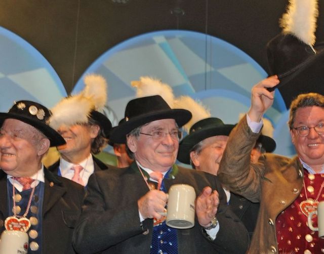 Mit tiefer Trauer und schwerem Herzen nehmen wir Abschied von unserem Freund und Ehrenfilser (2012), Elmar Wepper. Sein plötzlicher Weggang hinterlässt eine schmerzliche Leere im Herzen eines jeden von uns Filsern, die schwer zu füllen sein wird.

Elmar war nicht nur ein außergewöhnlicher Mensch, sondern auch ein begnadeter Künstler, der uns mit seiner einzigartigen Präsenz und seinem Talent stets faszinierte. Sein Humor und seine warmherzige Art werden uns immer in Erinnerung bleiben.

In den vielen Jahren der Freundschaft mit Elmar haben wir nicht nur unzählige unvergessliche Momente wie Filser-Stammtische, Filserball, Filser-Weihnachtsfeier und Filser-Wiesn geteilt, sondern auch eine tiefe Verbundenheit aufgebaut.

In unseren Herzen wird er immer weiterleben, denn die Erinnerungen an die gemeinsam verbrachten Momente werden uns trösten und begleiten. Seine Kunst wird weiterhin die Herzen der Menschen berühren und inspirieren.

In dieser schweren Zeit möchten wir Elmar Wepper gedenken und seiner Familie unser aufrichtiges Mitgefühl aussprechen.

Elmar wird immer in unseren Gedanken und Herzen weiterleben, und seine Spuren werden nie verblassen. Möge er in Frieden ruhen und die Erinnerung an ihn uns stets begleiten.