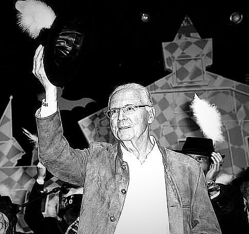 Mit dem schmerzlichen Abschied von Franz Beckenbauer verlieren wir nicht nur einen herausragenden Menschen, sondern zugleich einen wahrhaft großartigen Ehren-Filser. Wir sind zutiefst stolz darauf, Franz Beckenbauer als einen Filser zählen zu dürfen. Sein Vermächtnis wird weiterhin in unseren Herzen und in der Würdigung seiner außergewöhnlichen Persönlichkeit fortleben. In stiller Trauer verneigen wir uns vor einem Mann, dessen Präsenz und Engagement unser aller Leben bereicherte.

Ruhe in Frieden, Kaiser